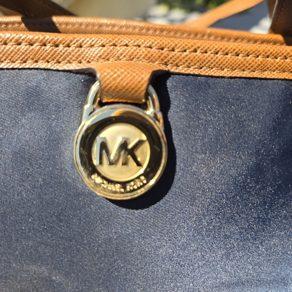 MICHAEL KORS KEMPTON POCKETS SHOULDER BAG LEATHER / NYLON - Picture 2 of 15